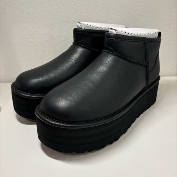 NEW UGG Classic Ultra Mini Platform Boot Black Leather Womens Size 9 - Picture 1 of 7